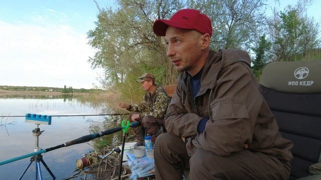 В заливах тоже есть трофеи. За лещём дружной компанией. смотреть онлайн
