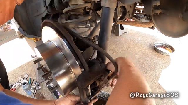 How to Replace the Rear Brakes & Rotors on a 2005 Toyota RAV4 смотреть онлайн
