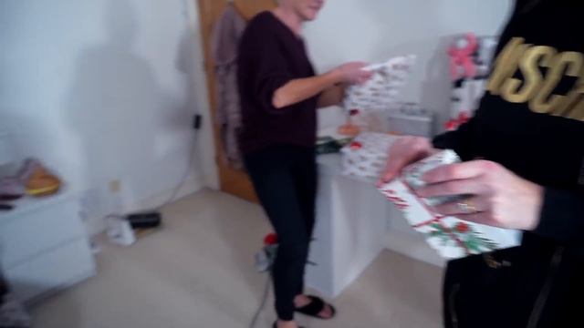 ISLA CRIED!! BEST FRIENDS OPEN CHRISTMAS PRESENTS | 2020 смотреть онлайн