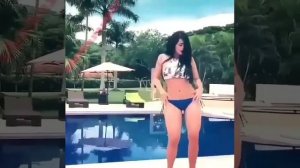 رقص ساخن بالبكينى ع البحر