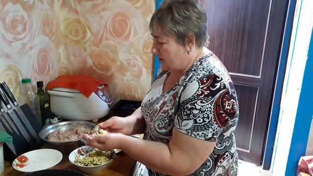 Готовим мясные зразы с сыром и зелёным луком. Всем добра!!! смотреть онлайн