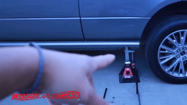 Jacking up Range Rover with air suspension. смотреть онлайн