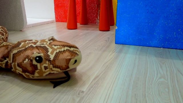 Забавная история как Марк играет в Доставку сладостей и игрушек для деток смотреть онлайн