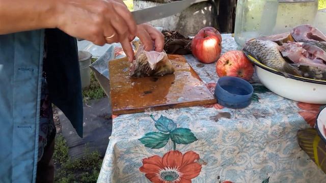Живём в деревне ! Вот это да, такого ужина давно не было ! Жарим карпа на сковороде вкусно
