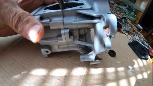 Як убрать осьовий люфт коленвала бензокоси (мотокоси).