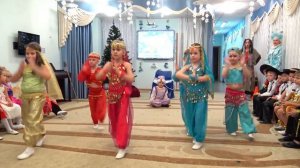 Новогодний утренник в Детском саду  Сказка Дед Мороз и баба Яга путешествуют по странам