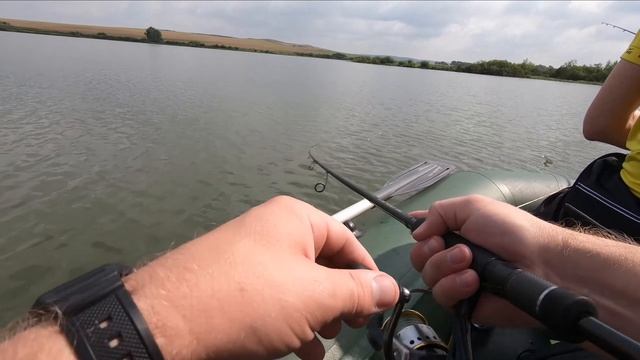 Рыбалка на спиннинг с лодки, вода цветёт, видимость никакая, но свою рыбу мы поймали! смотреть онлайн