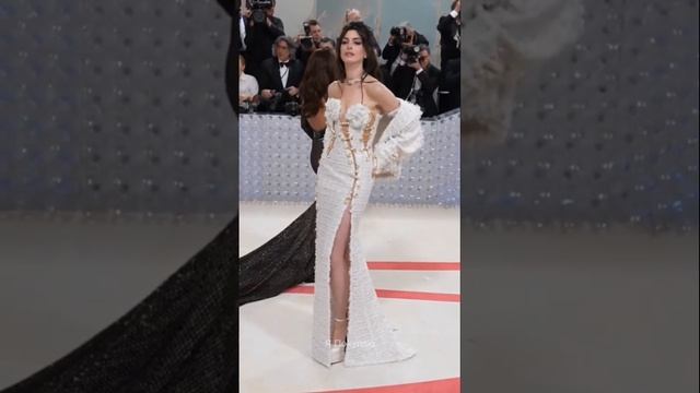 Шикарная Энн Хэтэуэй ? #shorts смотреть онлайн