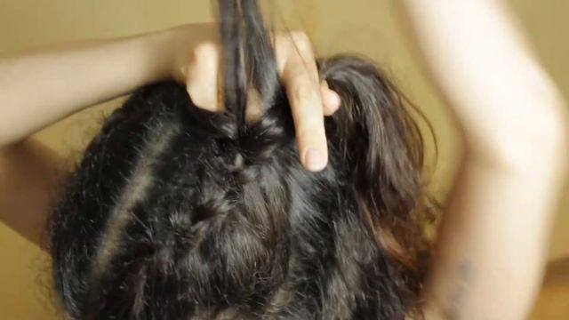 Как заплести косы самой себе? Есть два секрета, чтобы не путались пряди... смотреть онлайн