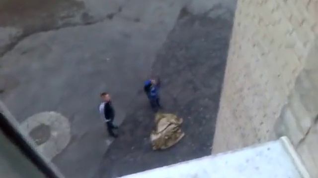 Как нужно выбивать ковёр!! смотреть онлайн