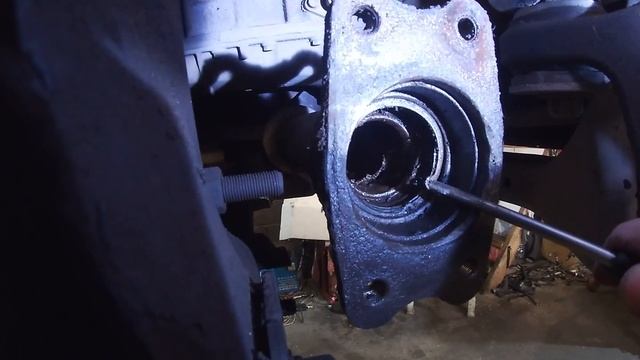Замена полуоси, извлекаем обечайку подшипника SsangYong Kyron Actyon Rexton смотреть онлайн