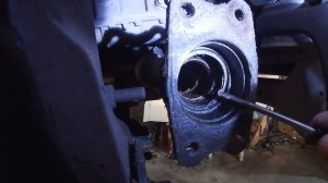 Замена полуоси, извлекаем обечайку подшипника SsangYong Kyron Actyon Rexton