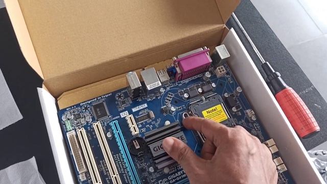 Gigabyte G41 M combo motherboard Unboxing and Assembling смотреть онлайн