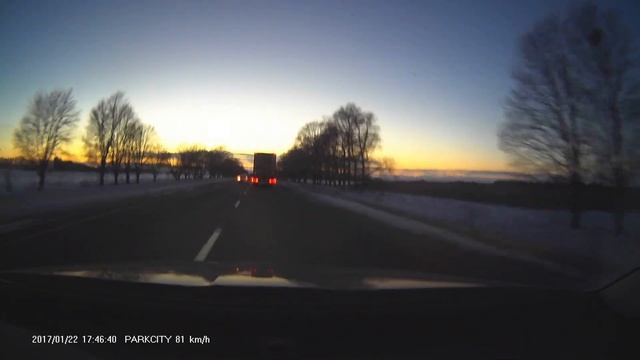 почему нужно включать на трассе ближний свет фар когда темнеет(а не габариты как многие любят) смотреть онлайн