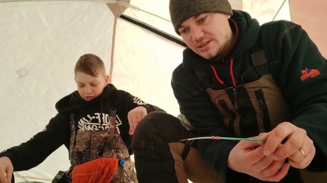 ЖОР! ПЛОТВА и ЛЕЩ с каждой проводки! Рыбалка 2022 в минус 30. смотреть онлайн