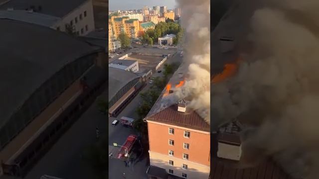 [ Альбом ]
Крупный пожар в Казани. Горит практически вся крыша жилого дома на улице Чехова. По пред смотреть онлайн