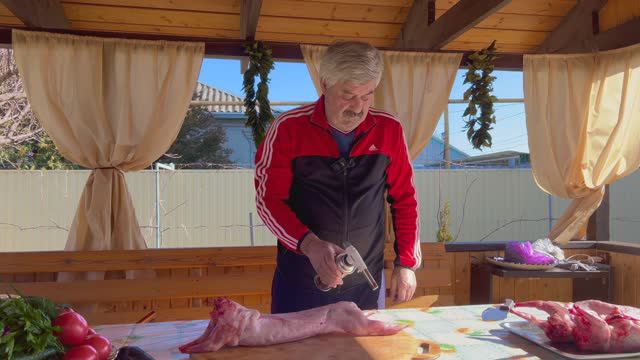 Лучший ужин в деревне! Готовим Кролика в казане на костре и вкусная уха из Толстолобика смотреть онлайн