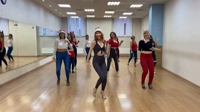 Merry Christmas ? Feliz navidad ? Bachata Lady style in Mambo GROUP смотреть онлайн