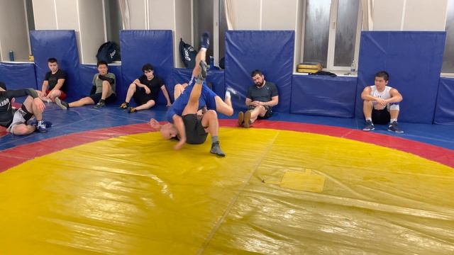 Выведения из равновесия руками и перемещением прохода в ноги становятся значительно эффективнее