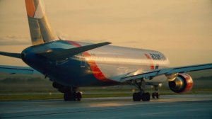 Приветствие пилотов и красивый взлет Boeing 767 Azur Air в 4K 10 bit 4:2:2