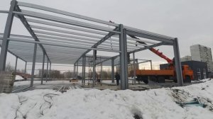 Монтаж металлоконструкций и сэндвич-панелей здания 25х30м / Building a pre-fab steel building 25x30