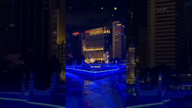 uniknya masjid Jamek ini ialah dibina berdekatan dengan titik pertemuan sungaiKlang dan sungaiGomba смотреть онлайн