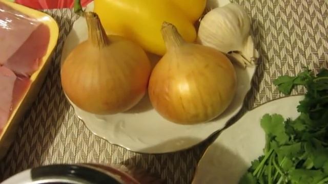 Курица тушеная на сковороде без масла с овощами и зеленью. Здоровая еда. смотреть онлайн