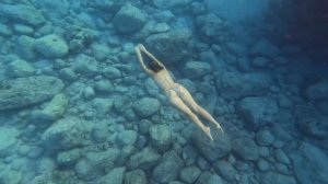 Красивая девушка ныряет и плывёт под водой!