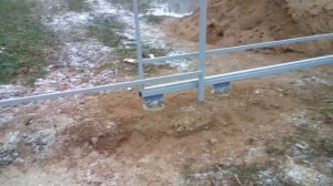 Откатные двухстворчатые ворота своими руками. Установка створки.