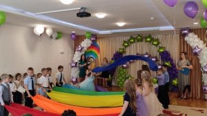 Танец «Радуга«с полотнами! Выпускной!!!