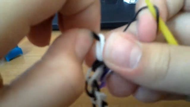 Как надеть подвеску на браслет. Урок 9. смотреть онлайн