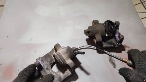 Как достать поршень из суппорта.