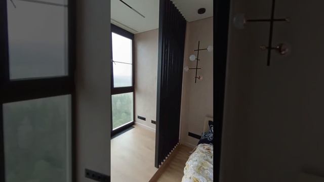 небольшая перегородка из реек или бруса между кроватью и рабочей зоной. при этом сохранили свет смотреть онлайн