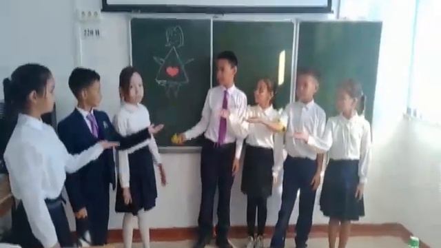 Оригинальное видеопоздравление учеников 5б класса М.Жумабаева смотреть онлайн