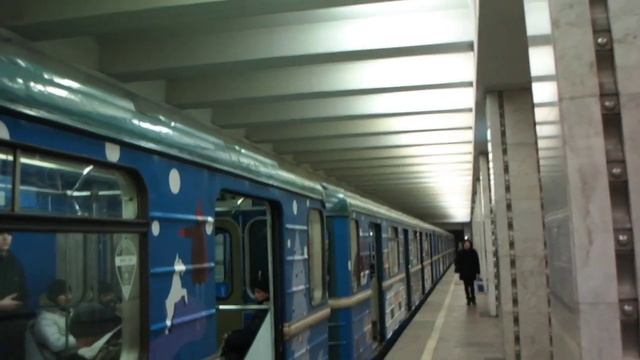 Новогодний поезд на Калужско-Рижской линии в Свиблово смотреть онлайн