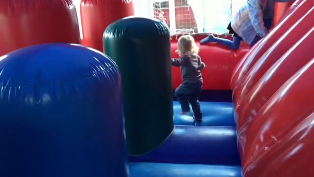 Большой батут. Детские карусели. Огромный леденец. смотреть онлайн