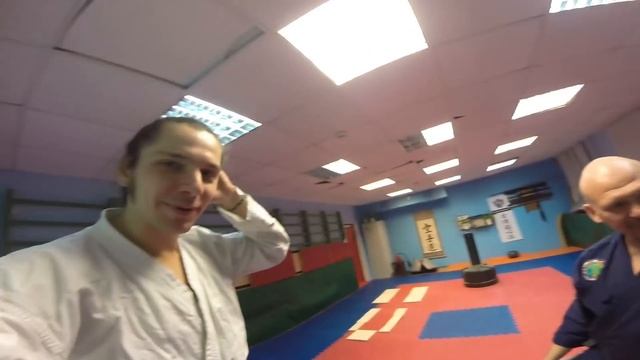 Бьём доски кулаком. Тамисивари. Brake a plank with a fist. Tamishivari. смотреть онлайн