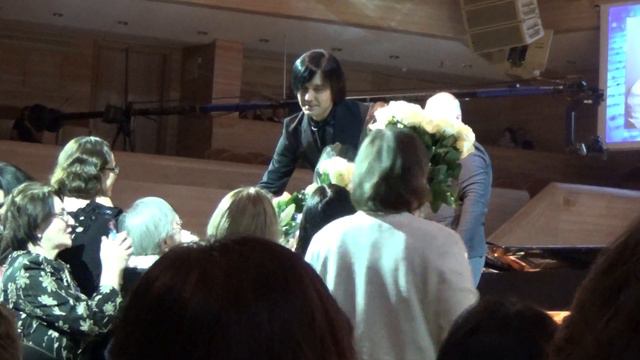 Гела Гуралиа - Вручение цветов - Юбилейный вечер А.Б.Журбина, ММДМ, 03.12.2015