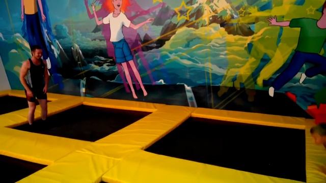 Половинка вперед на батуте