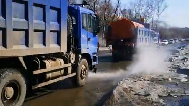 В Усть-Каменогорске моют улицы с дезинфицирующим средством смотреть онлайн