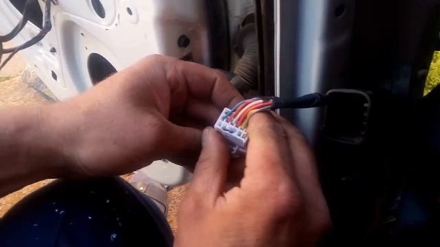 Хундай Солярис как протянуть акустический кабель в заднюю дверь. смотреть онлайн
