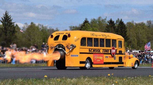 Школьный автобус с реактивным двигателем 25.000 лошадиных сил