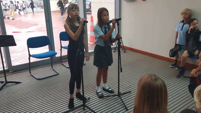 Erika Bach sings at Kings Dubai смотреть онлайн