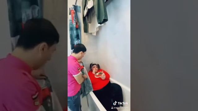 Зарина в ванной смотреть онлайн