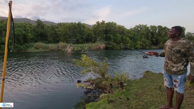 Stephanie watching the crocodile and the crocodile watching Stephanie🤯 in the dark fishing Adventur смотреть онлайн