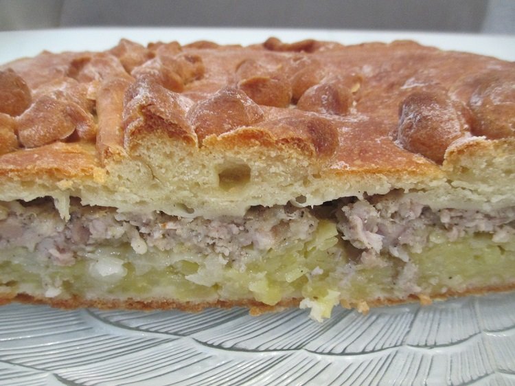 Пирог с мясом и тонким слоем теста смотреть онлайн