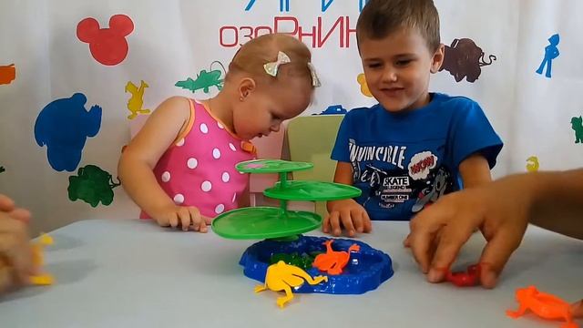 ВО ЧТО СЫГРАТЬ? Family Fun Jumping Лягушки ИГРУШКА ПРЫГАЮЩИЕ ЛЯГУШКИ смотреть онлайн