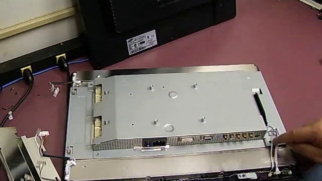 Samsung 215TW monitor repair - Part 1 Dis-assembly смотреть онлайн