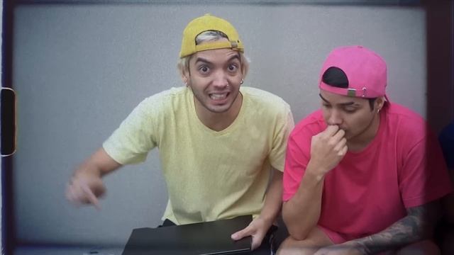 NO EMPUJES LA CAJA DE CARTÓN INCORRECTA DEL PUENTE COLGANTE !! смотреть онлайн
