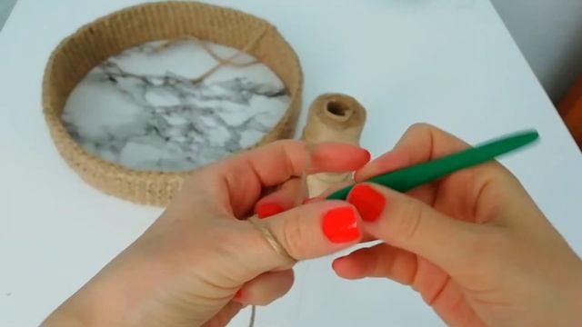 Корзинка из джута и картона крючком. Поднос из джутовой верёвки. Как связать корзинку из бечевки ? смотреть онлайн
